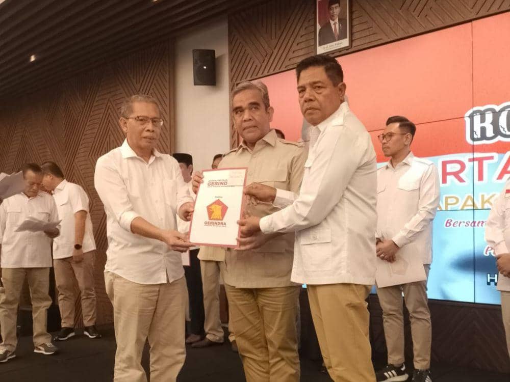 Iron-Edwin saat menerima rekomendasi dari Sekjen Gerindra Ahmad Muzanni (IDN Times/Ruhaili)