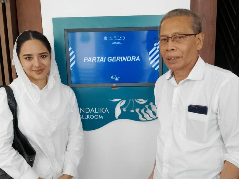 Rania bersama dengan bakal calon wakil bupati Lotim Edwin Hadiwijaya (IDN Times/Ruhaili)