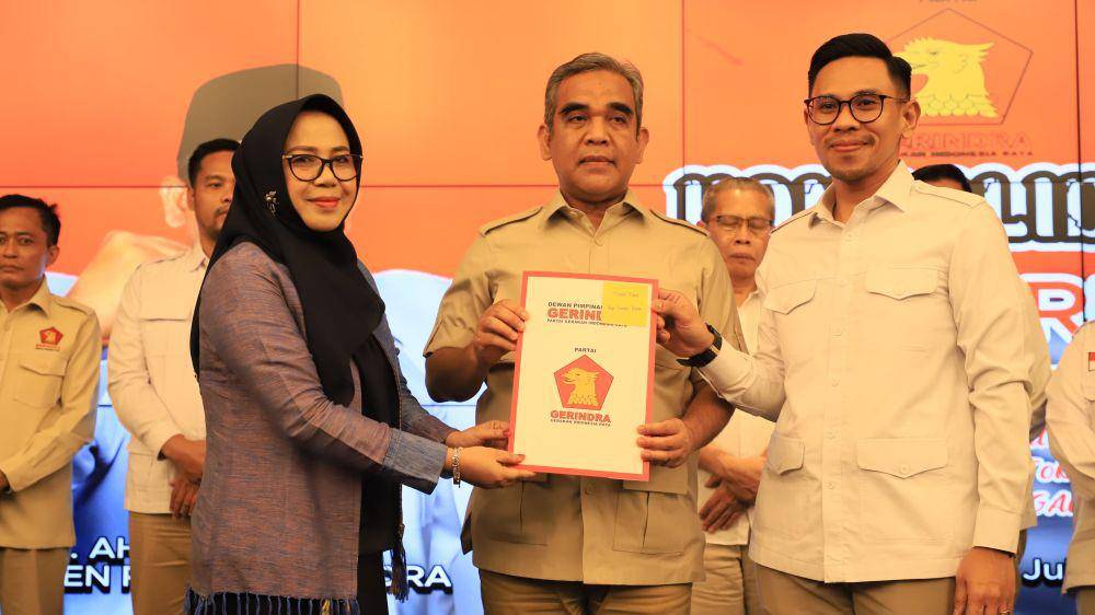 Pasangan bakal Calon Bupati dan Wakil Bupati Lombok Barat Farin- Khairatun menerima rekomendasi dari DPP Partai Gerindra untuk maju di Pilkada Lombok Barat 2024. (dok. Istimewa)