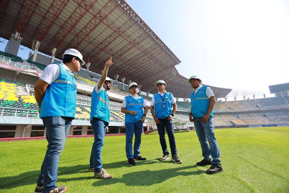 Petugas PLN saat cek venue AFF U19. Dok. PLN UID Jatim.