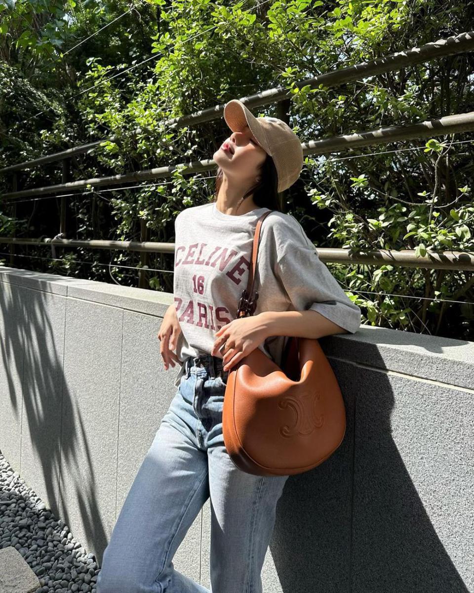 OOTD simple ala Lisa BLACKPINK (instagram.com/lalalalisa_m)