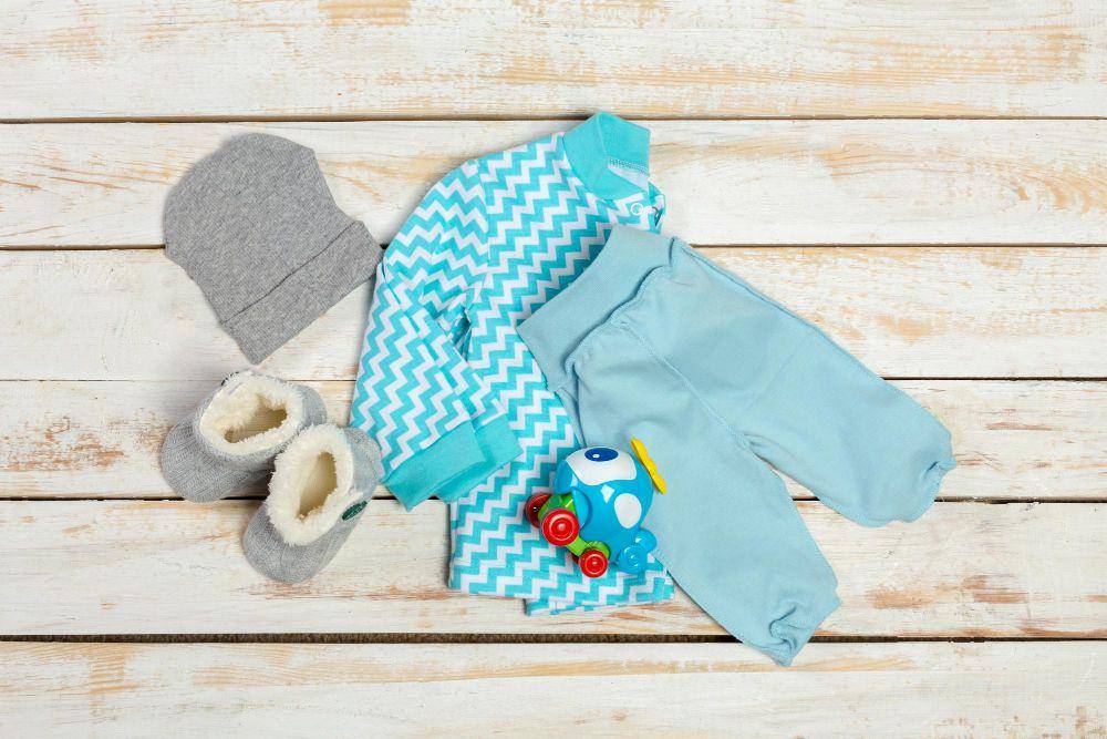 ilustrasi setelan baju bayi (freepik.com/fabrikasimf)