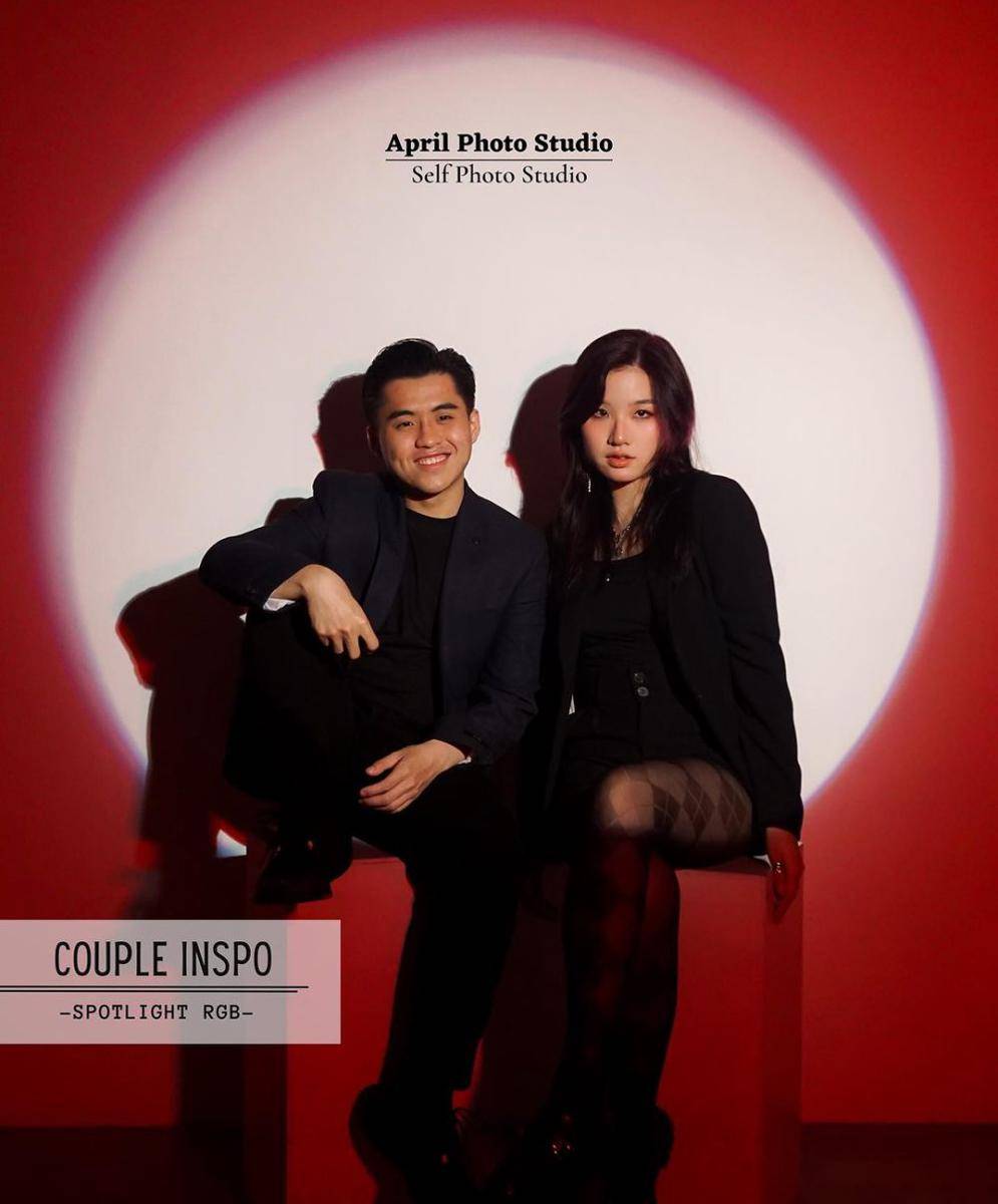 Self photo April Photo Studio (instagram.com/aprilphotostudio)