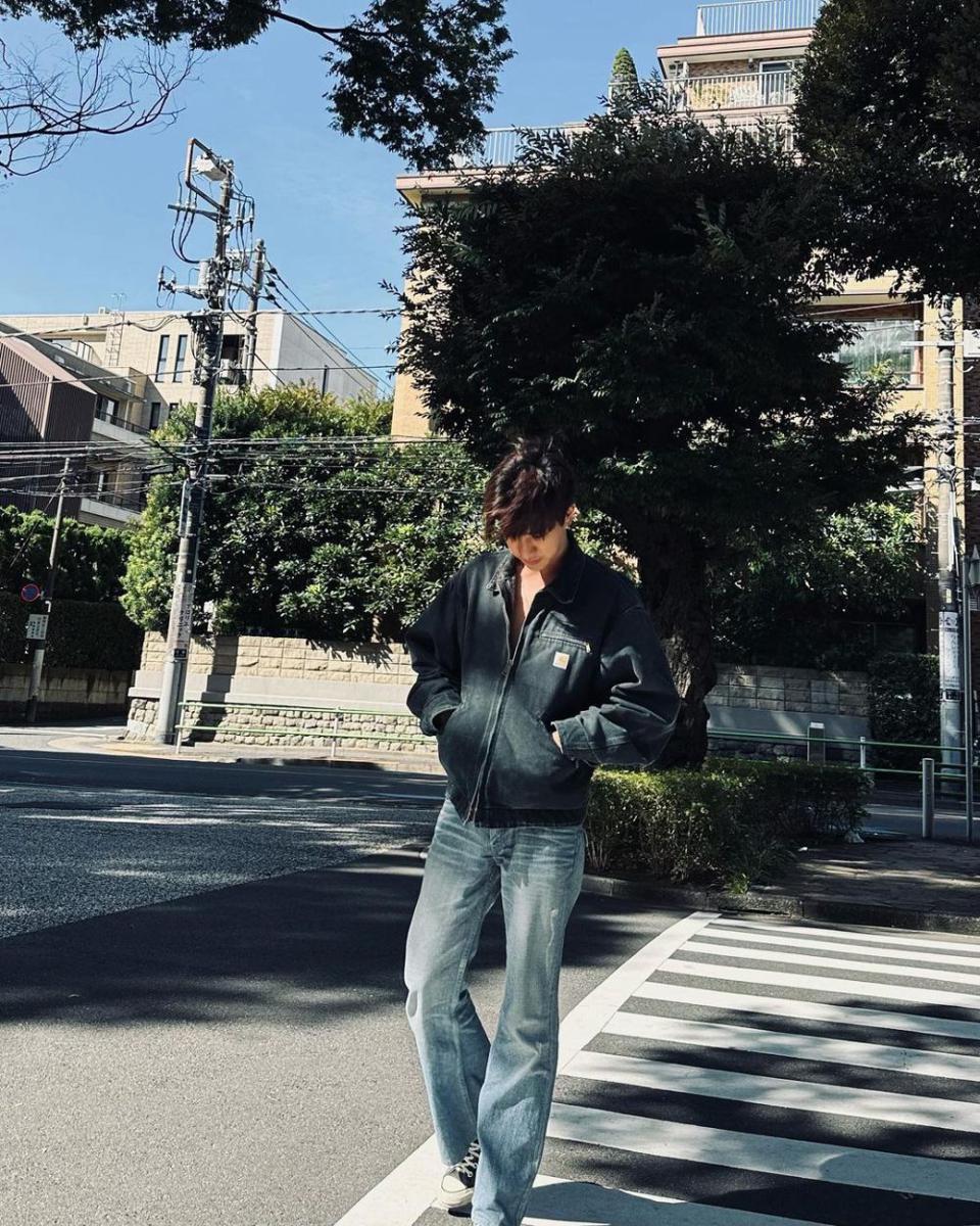 OOTD kasual ala Perth Tanapon (instagram.com/perthppe)