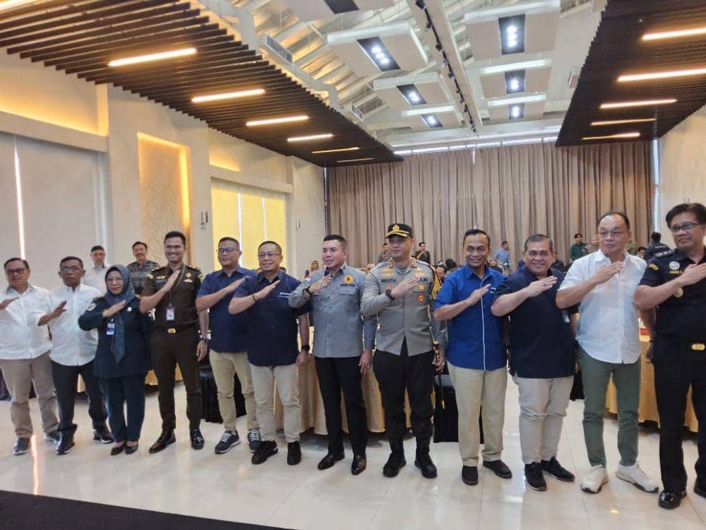 Sekretaris Satgas Siber Pungli bersama jajaran Pelindo 4 Makassar, kepolisian, Bea Cukai, dan Kejaksaan. (Dok. Pelindo 4 Makassar)