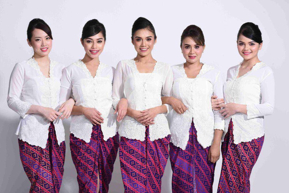 ilustrasi baju kebaya putih (unsplash.com/Abby AR)
