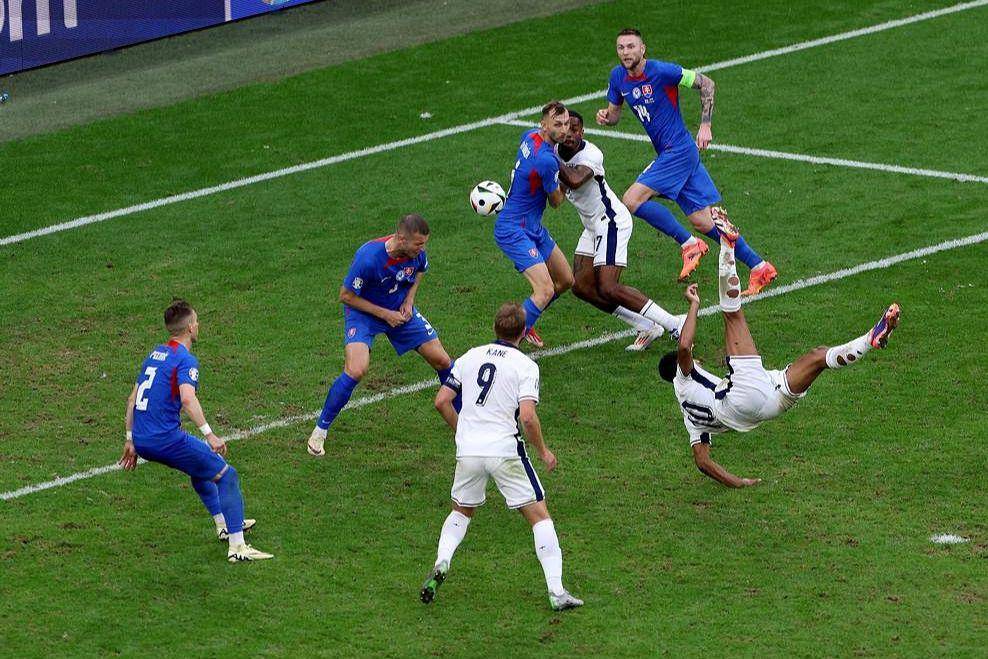 Jude Bellingham melakukan salto. (uefa.com)