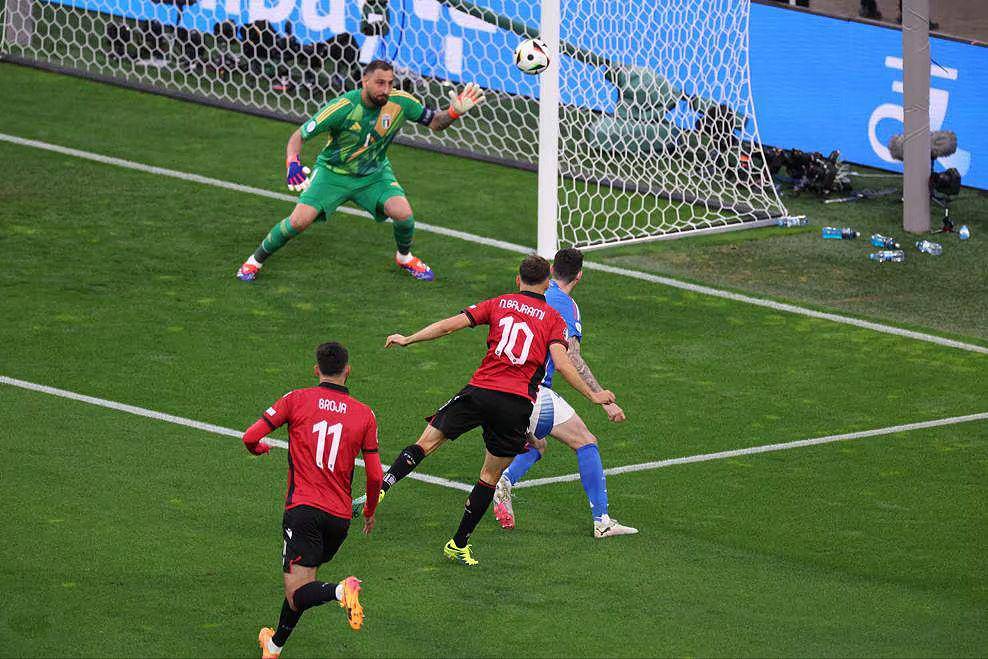 Nedim Bajrami (10) mencetak gol ke gawang Italia. (uefa.com)