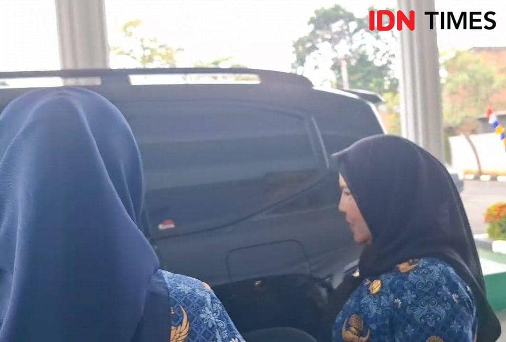 Walikota Bandar Lampung Eva Dwiana sesaat hendak meninggalkan gedung Kejari Bandar Lampung. (IDN Times/Tama Yudha Wiguna).
