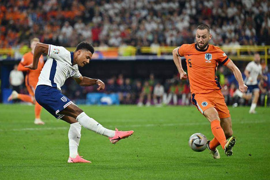 Ollie Watkins (kiri) dan Stefan de Vrij (kanan) (uefa.com)