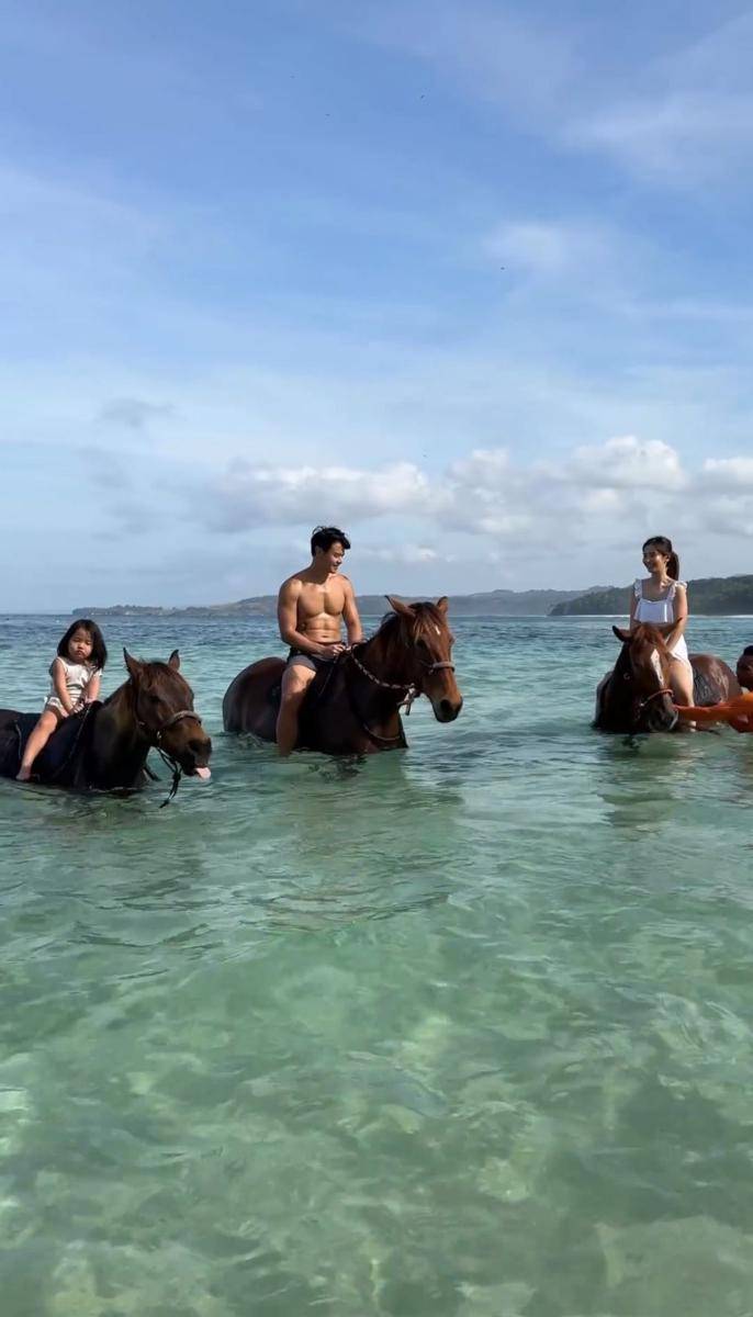 potret keluarga Dion Wiyoko liburan di Sumba (instagram.com/fionaanthony)