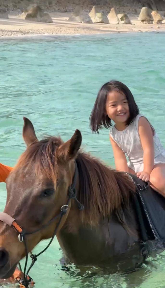 potret keluarga Dion Wiyoko liburan di Sumba (instagram.com/fionaanthony)