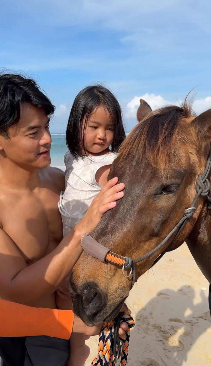 potret keluarga Dion Wiyoko liburan di Sumba (instagram.com/fionaanthony)