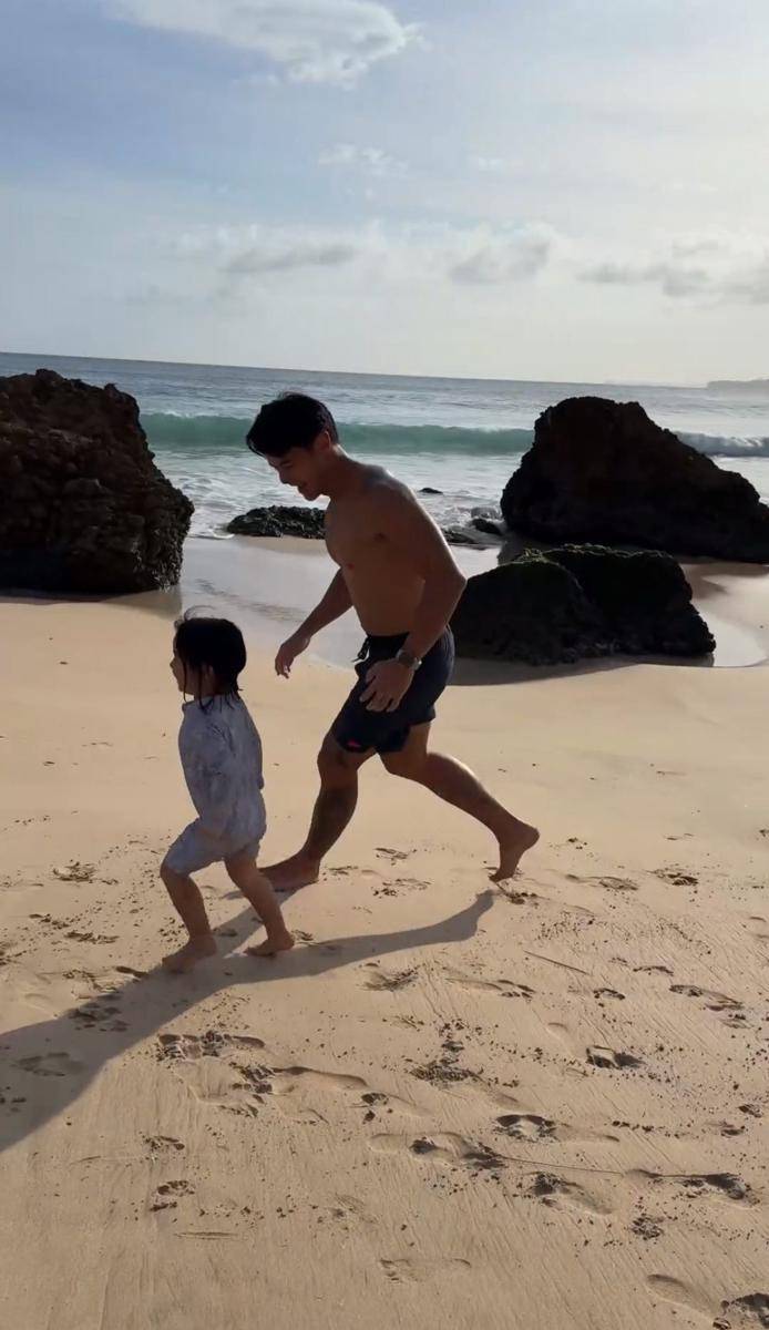 potret keluarga Dion Wiyoko liburan di Sumba (instagram.com/fionaanthony)