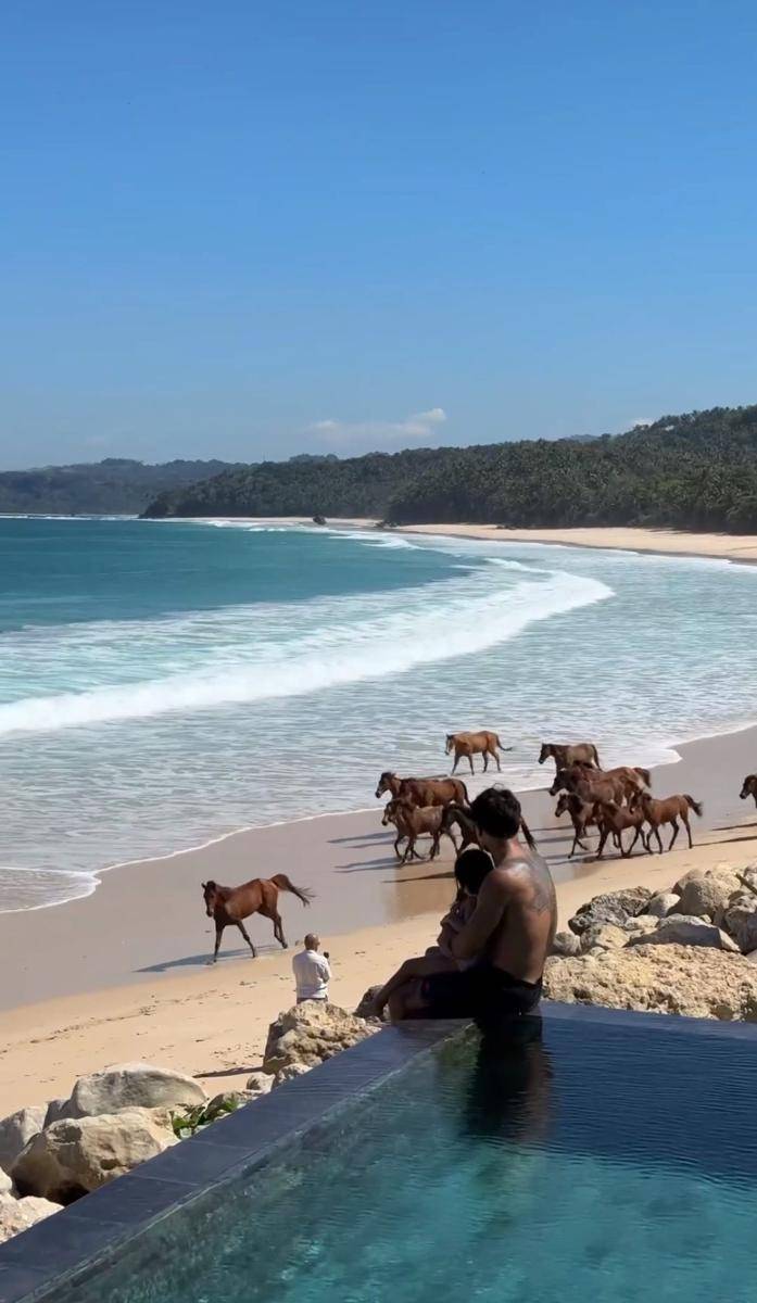 potret keluarga Dion Wiyoko liburan di Sumba (instagram.com/fionaanthony)