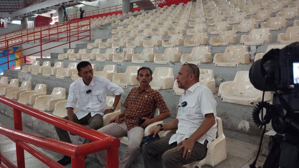 Kasi Sarana dan Prasarana Dispora Sumut, M Miradi Pardede (tengah) berbicara soal renovasi GSG (dok.istimewa)