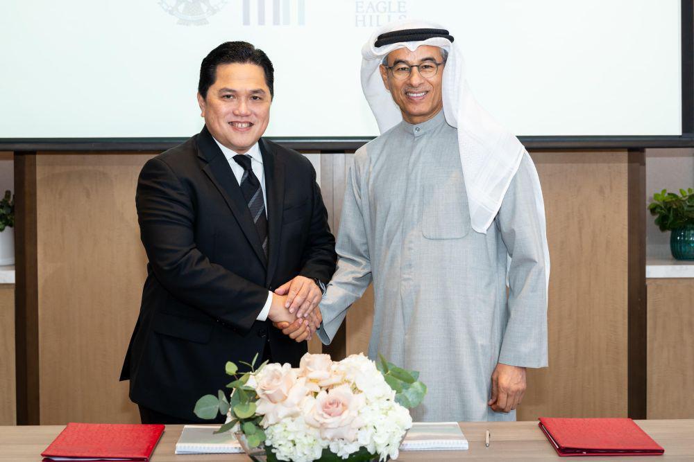 Menteri BUMN, Erick Thohir dan Chairman Eagle Hills serta Pendiri Emaar, Mohamed Ali Rashed Alabbar meneken kerja sama di sektor properti dan pariwisata. (dok. Kementerian BUMN)