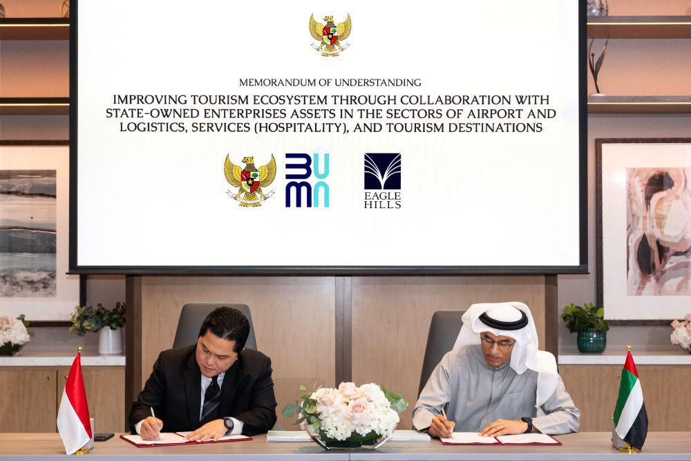 Menteri BUMN, Erick Thohir dan Chairman Eagle Hills serta Pendiri Emaar, Mohamed Ali Rashed Alabbar meneken kerja sama di sektor properti dan pariwisata. (dok. Kementerian BUMN)