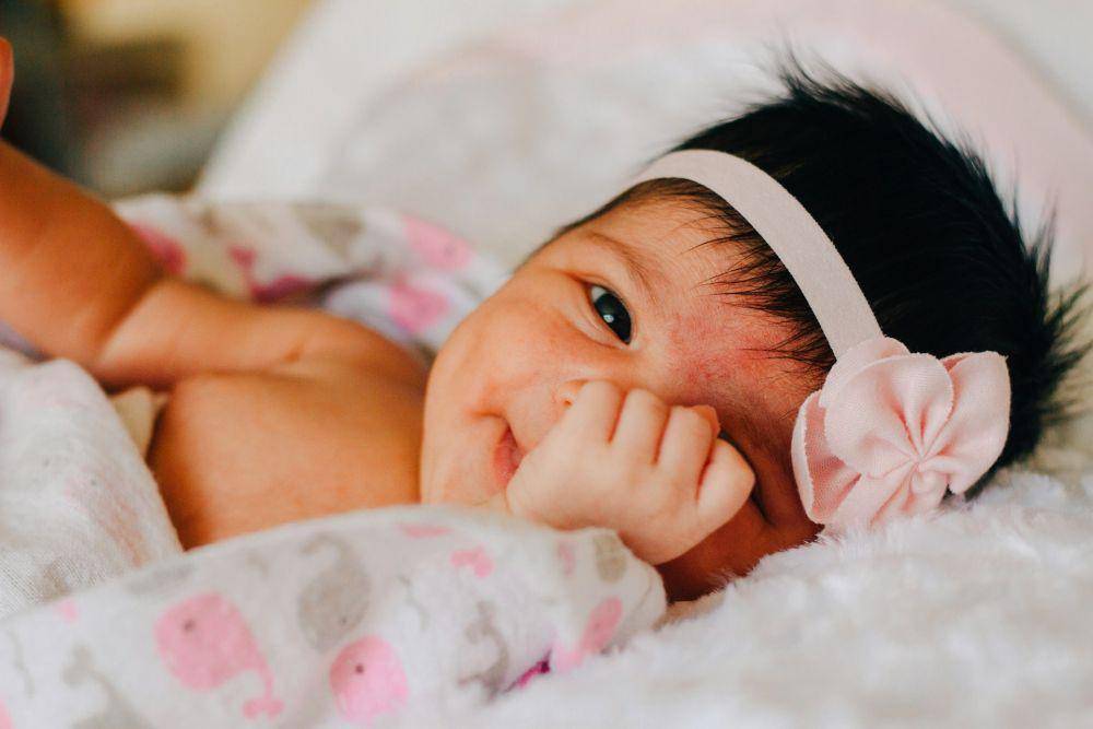 ilustrasi bayi perempuan (unsplash.com/Omar Lopez)
