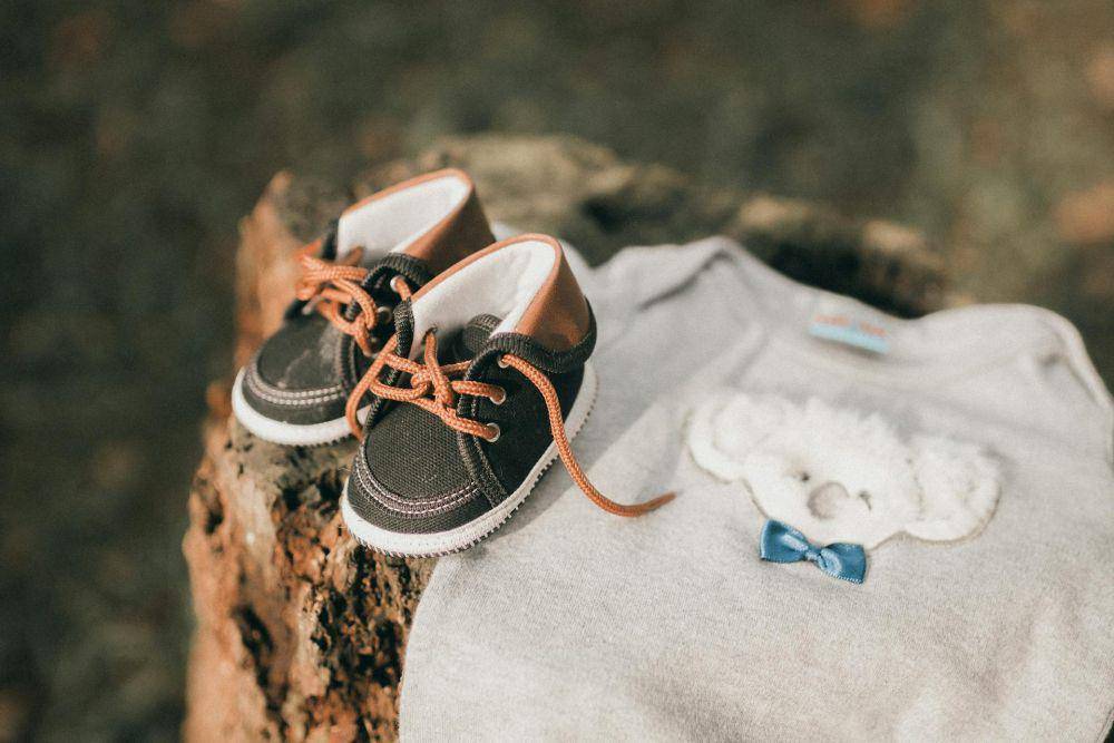 ilustrasi sepatu bayi laki-laki (pexels.com/Alexander Mass)