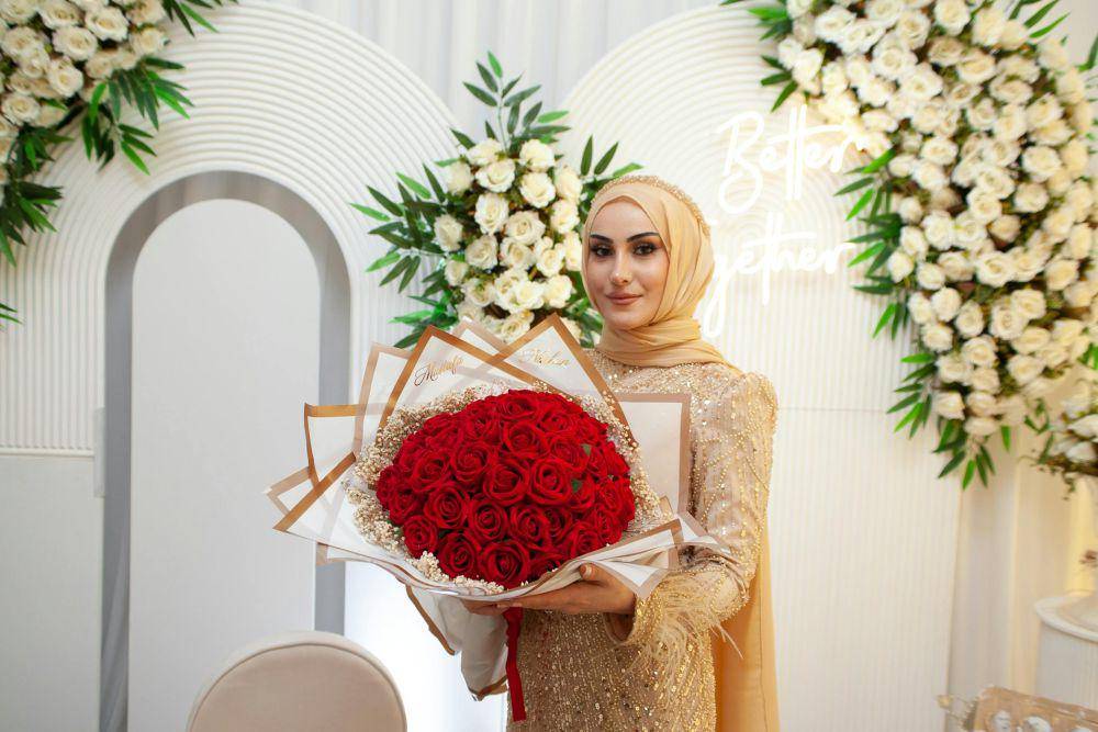ilustrasi perempuan mengenakan kebaya warna cerah (pexels.com/Ayşenur Doğan)