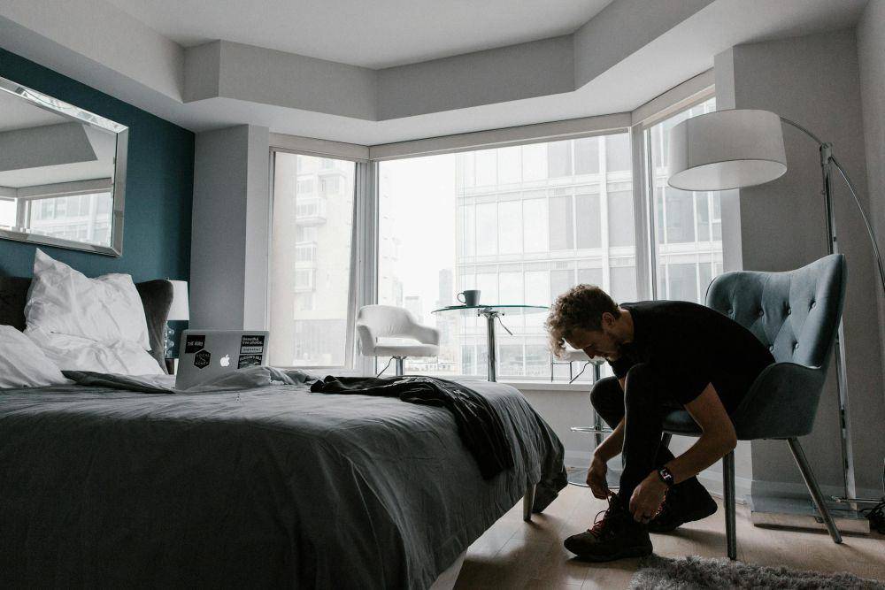 ilustrasi staycation di hotel (pexels.com/Andrew Neel)