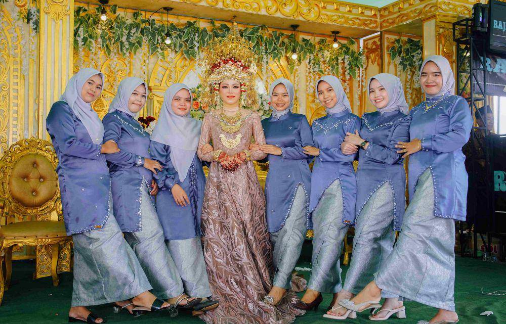 ilustrasi kebaya keluarga di hari pernikahan (pexels.com/INDRA DANBOO)