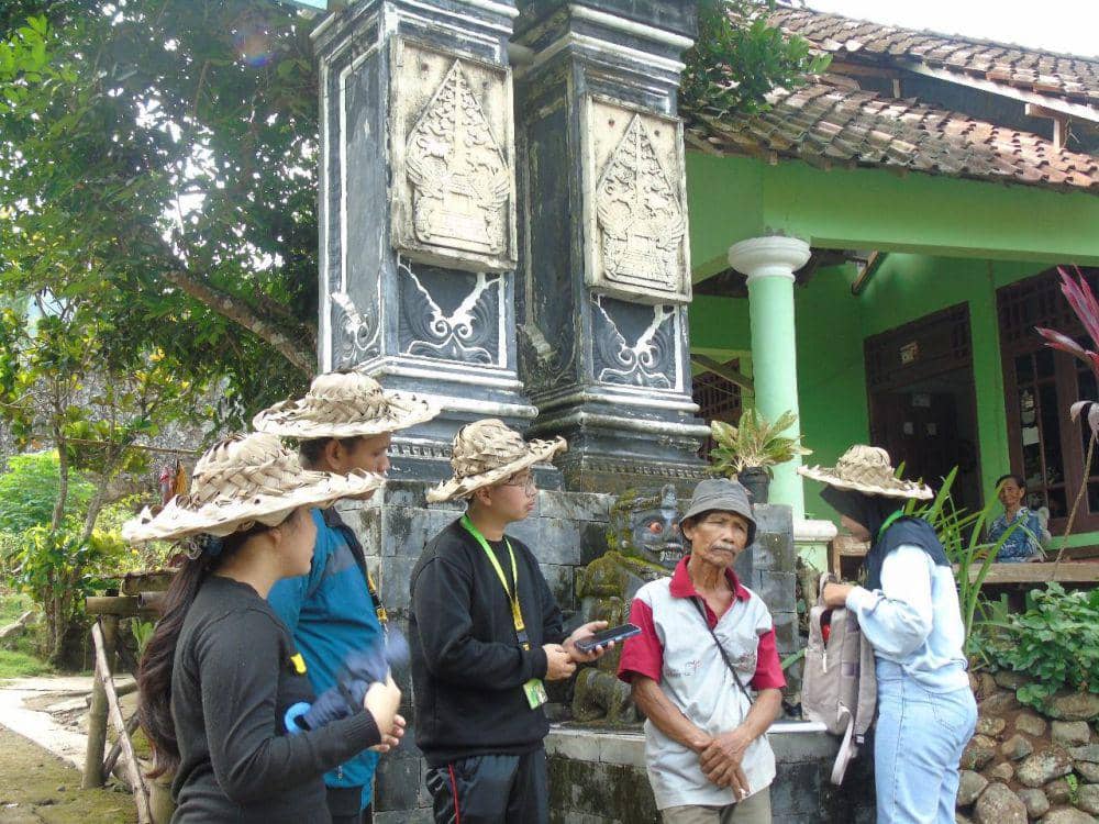 Tim Program Kreativitas Mahasiswa Riset Sosial Humaniora (PKM-RSH) IPB University saat berbincang dengan Mbah Sugimo (Dok. PKM-RSH IPB University)