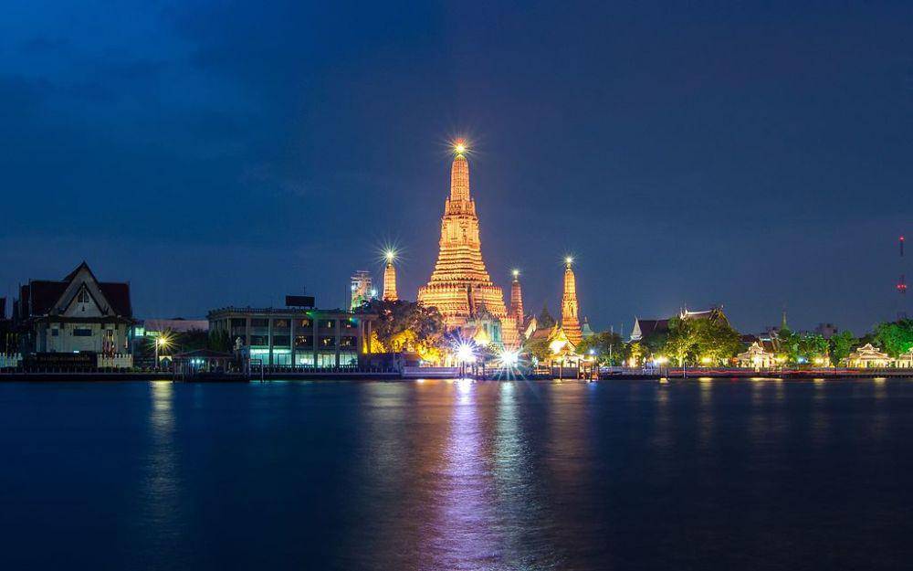 view Wat Arun dari Sungai Chao Phraya (commons.wikimedia.org/Preecha.MJ)