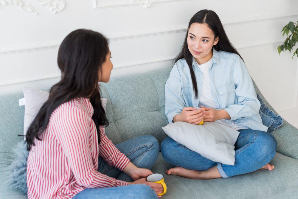 Ilustrasi wanita ngobrol dengan teman di sofa (freepik.com/freepik)