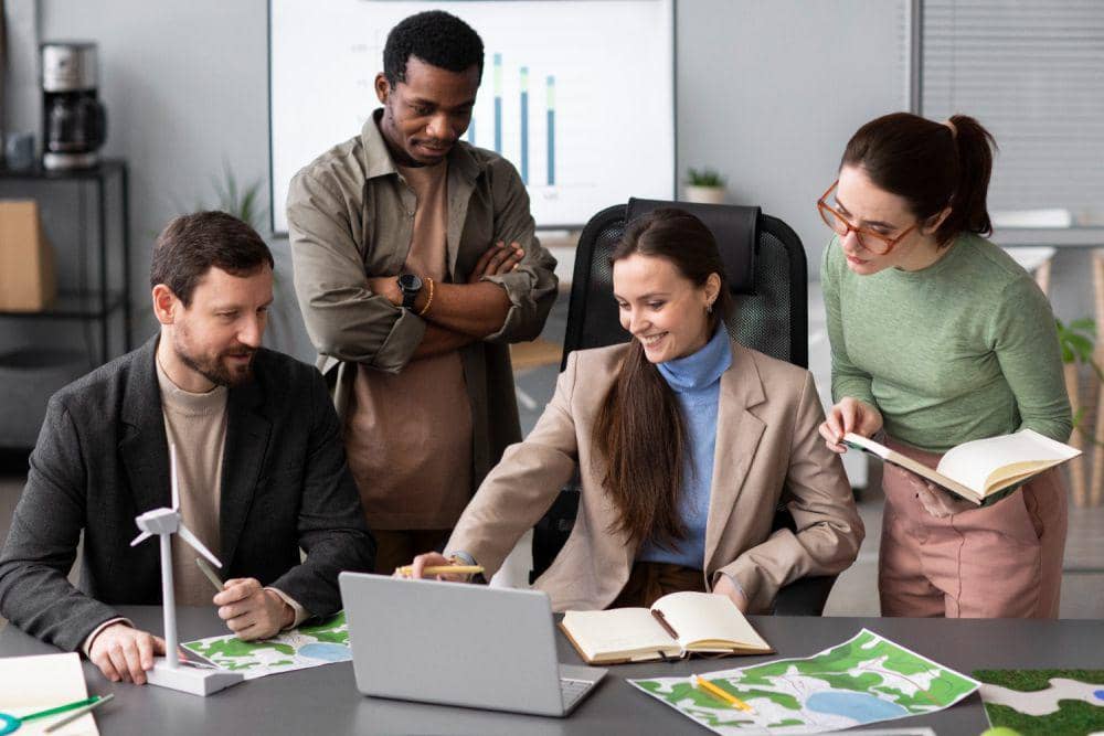 Ilustrasi orang berdiskusi di kantor (freepik.com/freepik)