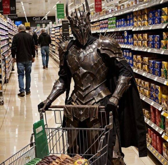 potret lucu cosplay Sauron (instagram.com/disturbingzone)