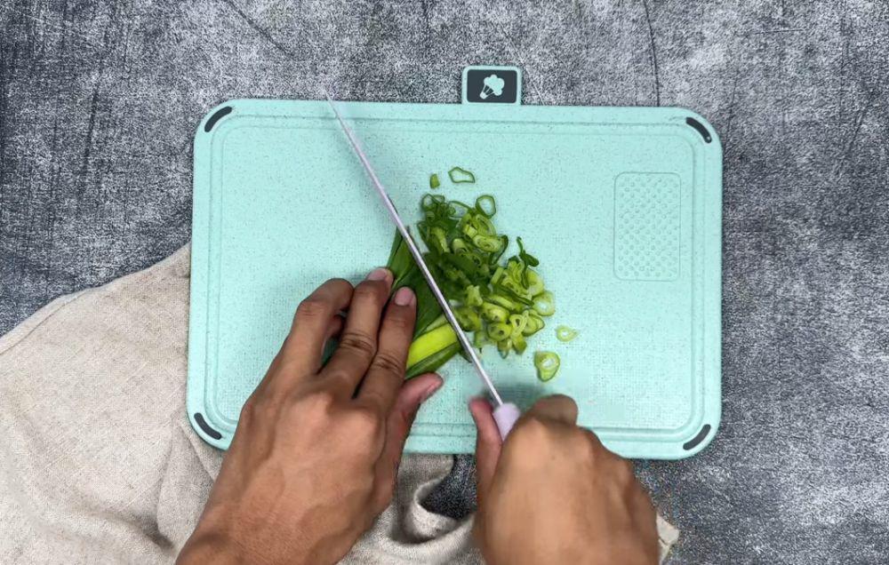ilustrasi memotong daun bawang (YouTube.com/Puguh Kristanto Kitchen)