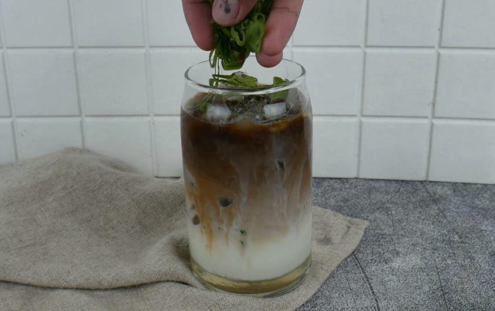 Resep Es Kopi Susu Daun Bawang Viral yang Bikin Ketagihan!
