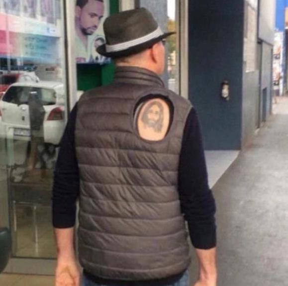 potret tato gak biasa di punggung (instagram.com/disturbingzone)