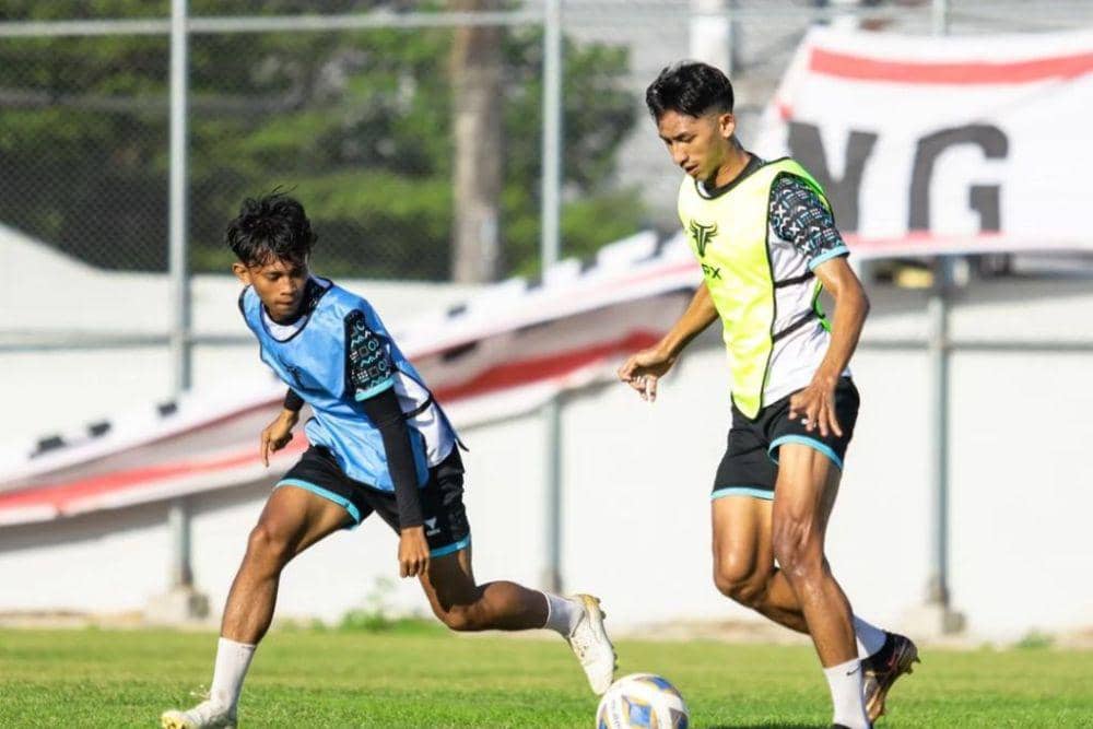 Ricky Pratama (kiri) dan Daffa Salman (kanan) dalam sesi latihan PSM Makassar di Stadion Kalegowa Pallangga pada Selasa 16 Juli 2024. (Instagram.com/psm_makassar)