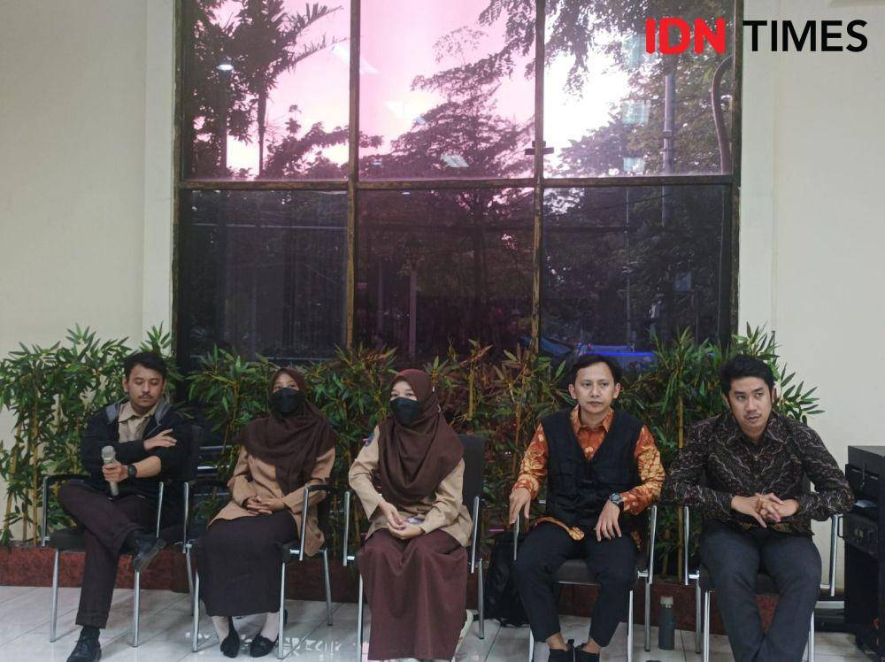 Konpers Pembukaan Pos Pengaduan Guru Honorer Korban Pemberhentian Disdik DKI Jakarta di Gedung LBH Jakarta, Jakpus, Rabu (17/7/2024). (IDN Times/Dini Suciatiningrum)