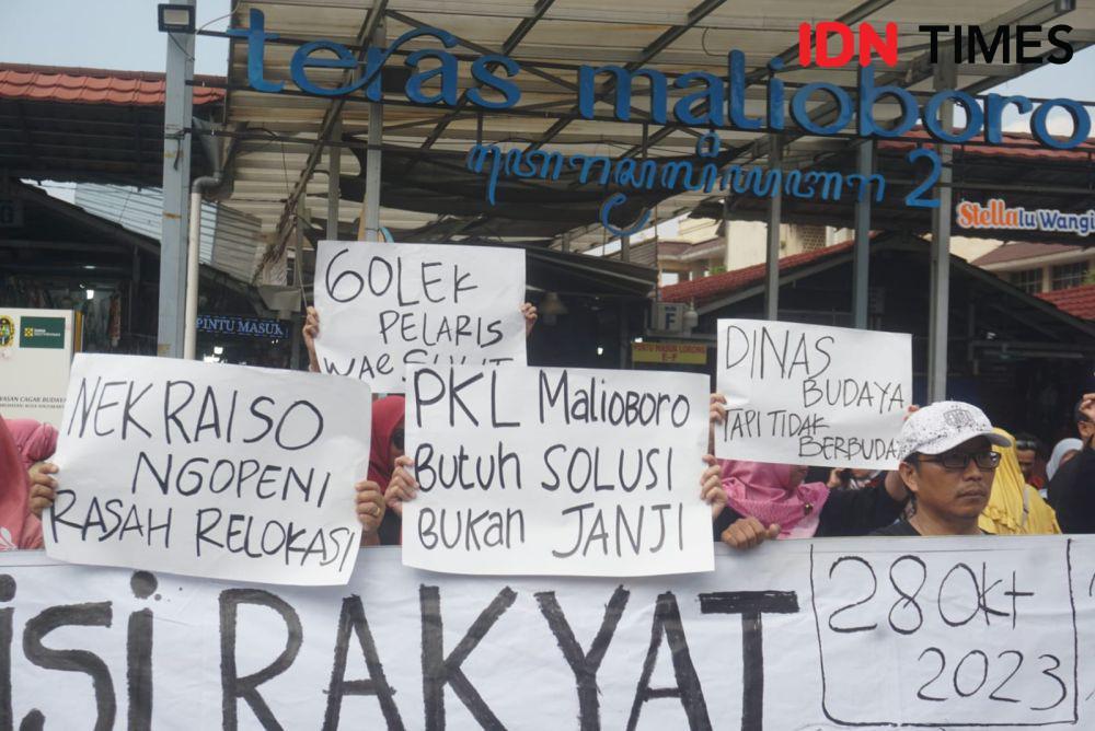 PKL Teras Malioboro 2 tuntut relokasi ditunda. (IDN Times/Tunggul Damarjati)