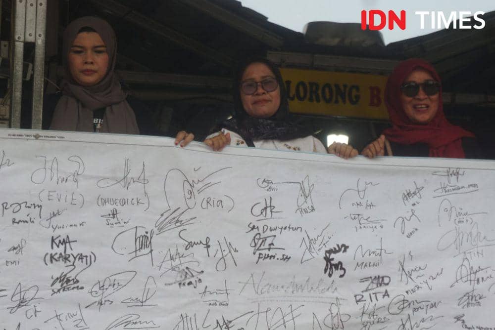 PKL Teras Malioboro 2 tuntut relokasi ditunda. (IDN Times/Tunggul Damarjati)