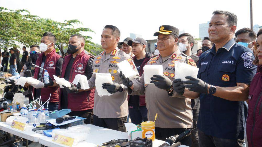 Polres Metro Jakarta Barat menggerebek Kampung Boncos, Rabu (17/7/2024). (dok. Humas Polres Jakbar)
