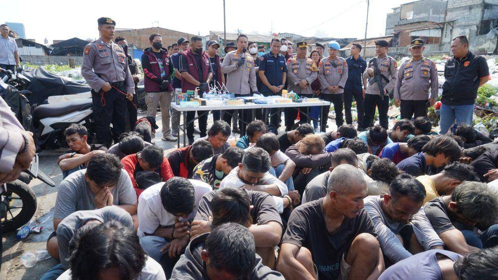 Polres Metro Jakarta Barat menggerebek Kampung Boncos, Rabu (17/7/2024). (dok. Humas Polres Jakbar)