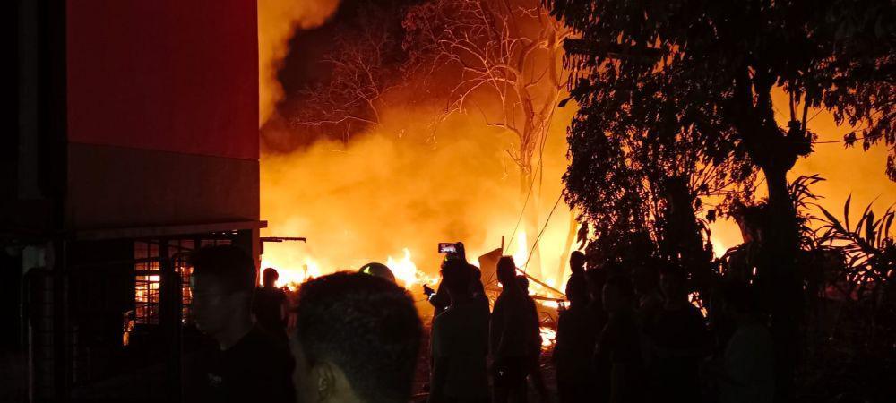 Lapak di Pondok Pinang Kebakaran, 65 Personel Damkar Diterjunkan