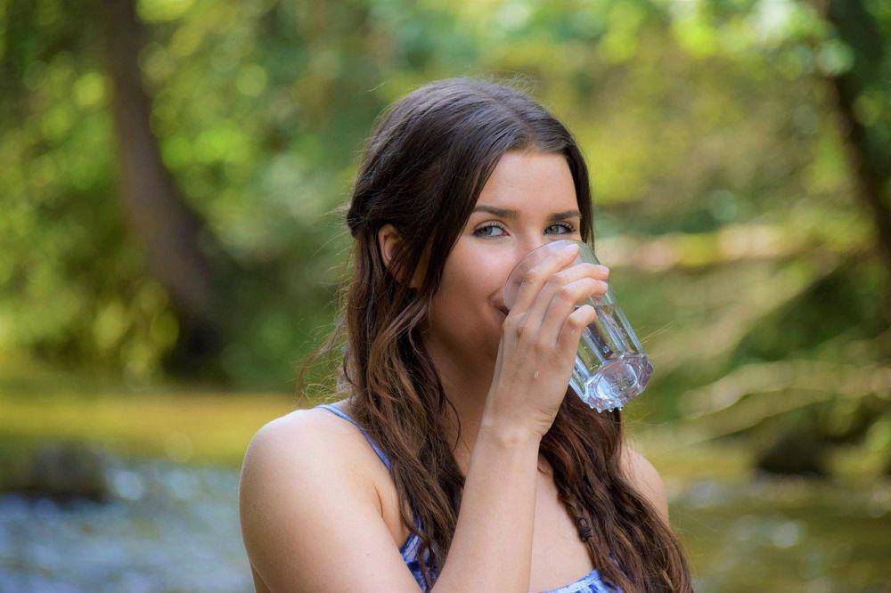 Ilustrasi wanita minum air. Pixabay/silviarita