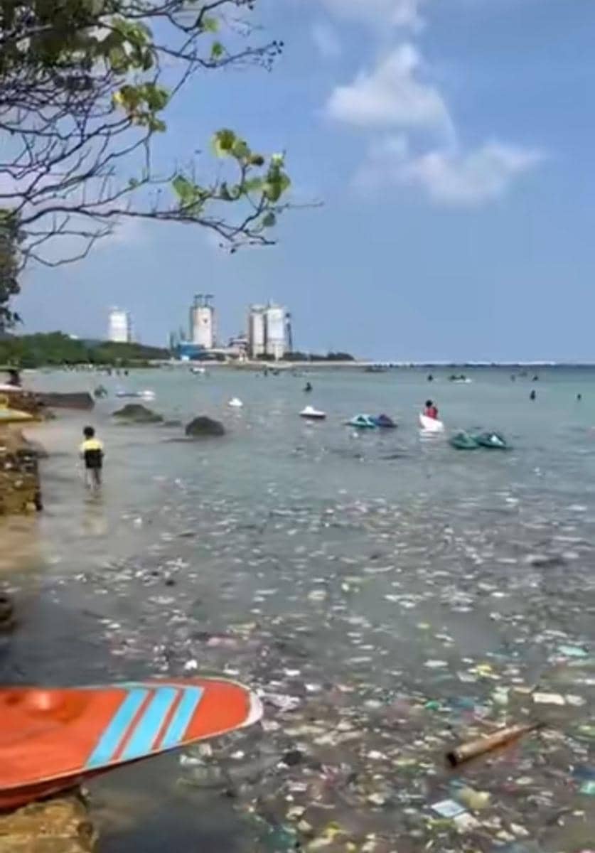 Viral Sampah di Pantai Pasir Putih, Pemkab Lamsel Aksi Gerot Wisata