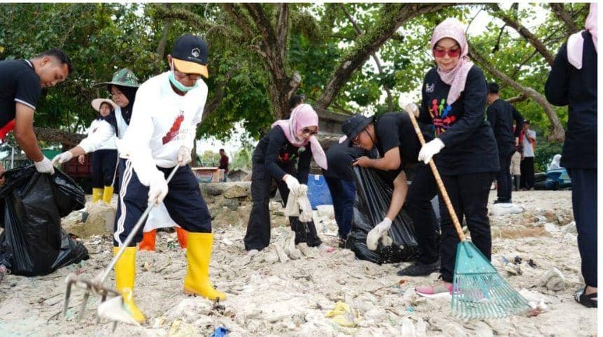 Potret Tim Gerot Wisata Lamsel bersihkan pantai Pasir Putih (dok.humas pemkab lamsel)