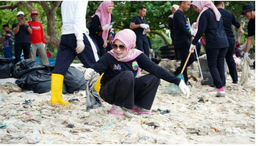 Potret Tim Gerot Wisata Lamsel bersihkan pantai Pasir Putih (dok.humas pemkab lamsel)
