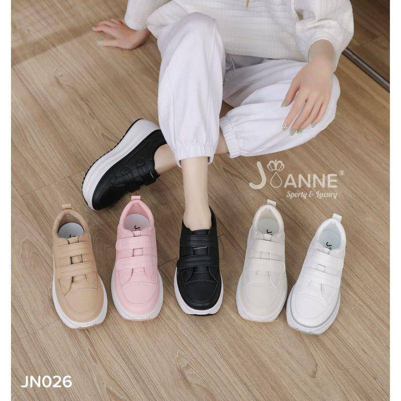 Ilustrasi sepatu sekolah hitam putih (Shopee/Joanne Official Shop)