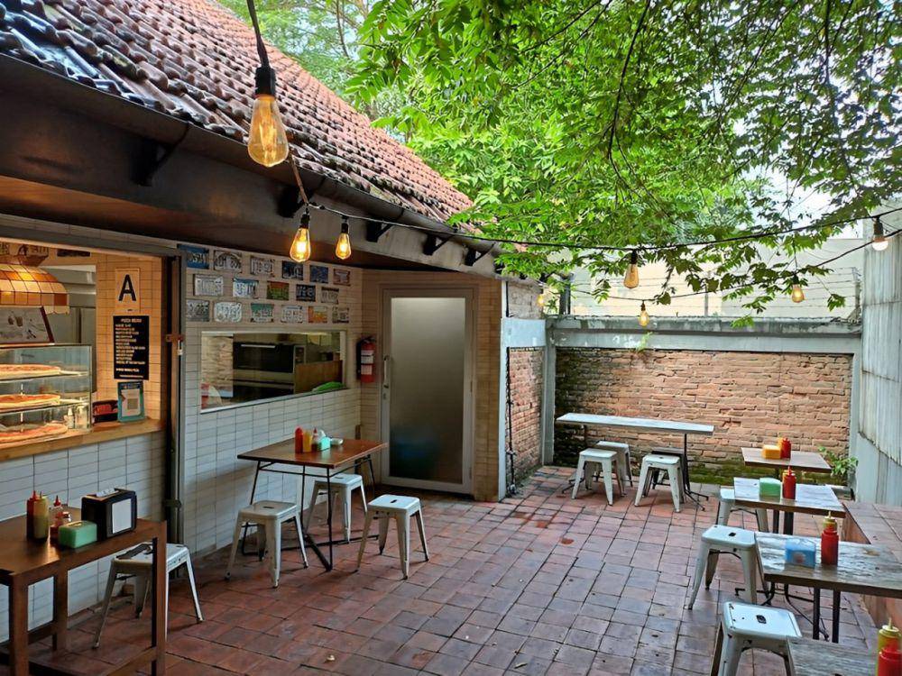 Pizza Place, M Bloc Space-Jakarta Selatan (google.com/maps/pohon bumi)