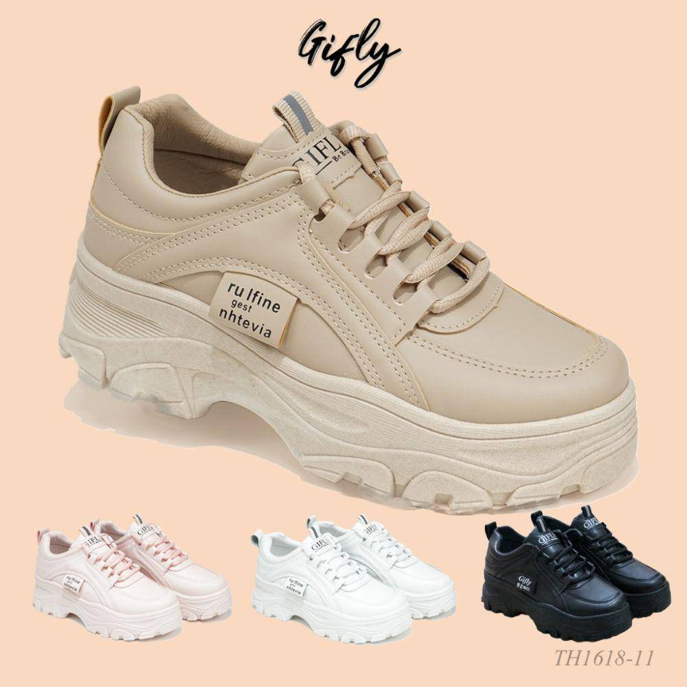 Ilustrasi sepatu sekolah hitam putih (Shopee/Gifly Official Shop)