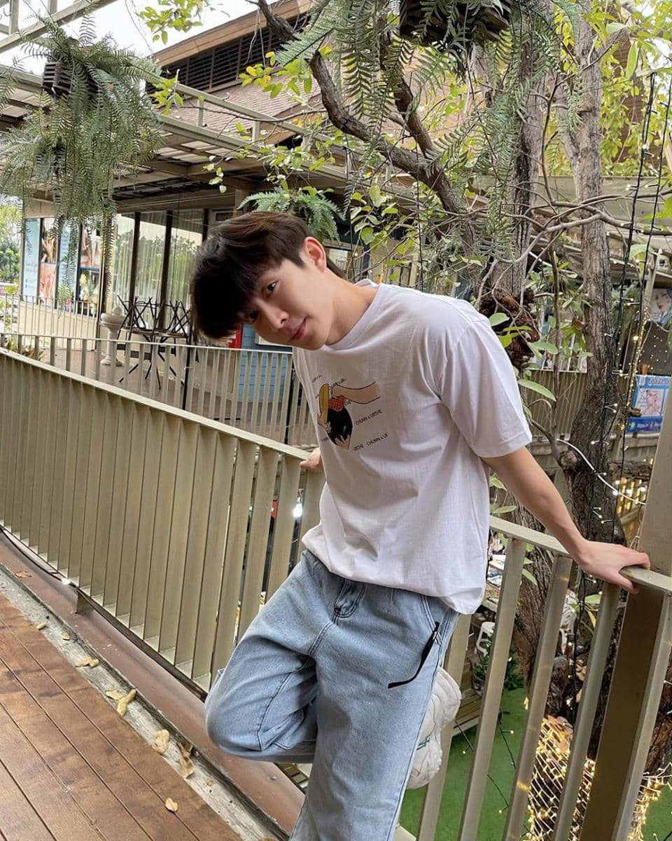 potret padu padan blue jeans ala Bas Asavapatr (instagram.com/basvpr_)